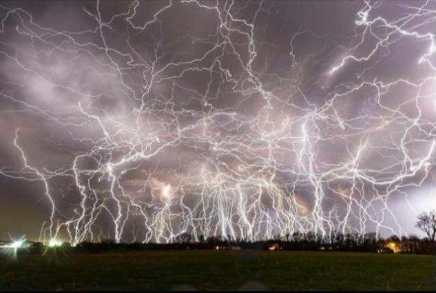 lightning-storm-over-proserpine-170330-amanda-yuskan